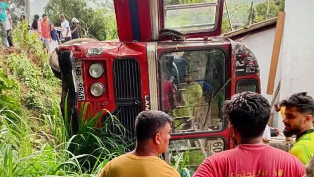 Fifteen injured in Wattegama bus accident
