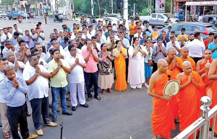 Minister joins Satyagraha demanding closure of liquor shop in Homagama