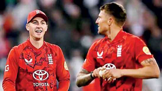 Sunrisers Leeds retain Brook and Carse for Hundred