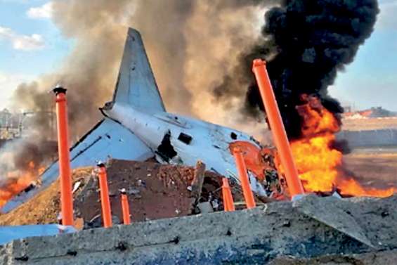Plane crash, presumably caused by bird strike, kills 179 passengers in South Korea