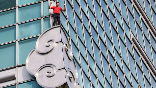 US climber scales Taiwan’s tallest building Taipei 101 without ropes