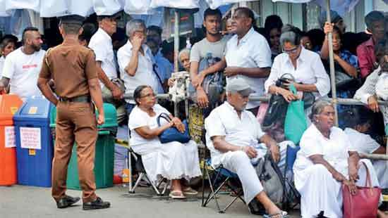Huge crowds throng Kandy for Dalada exposition