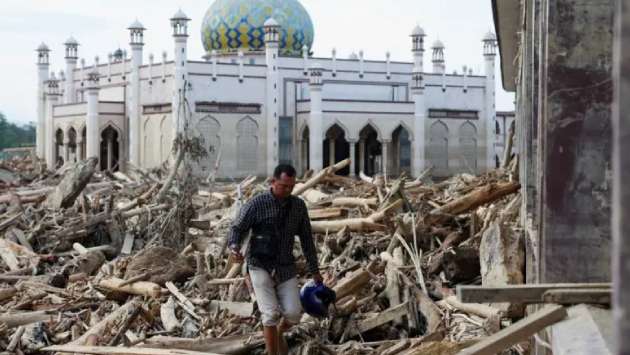 Death toll from devastating Indonesia floods passes 900