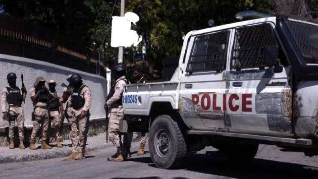 Haiti gangs storm town and release 500 inmates from jail