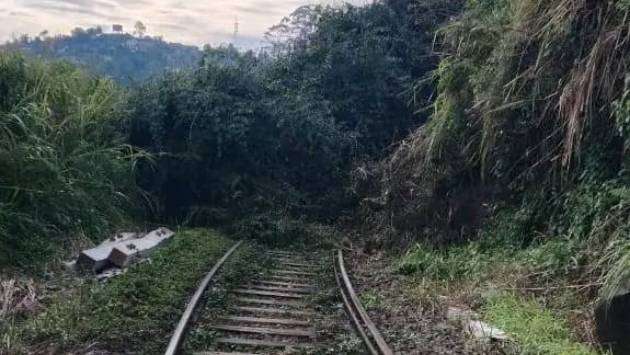 Massive earth slip obstructs upcountry railway line