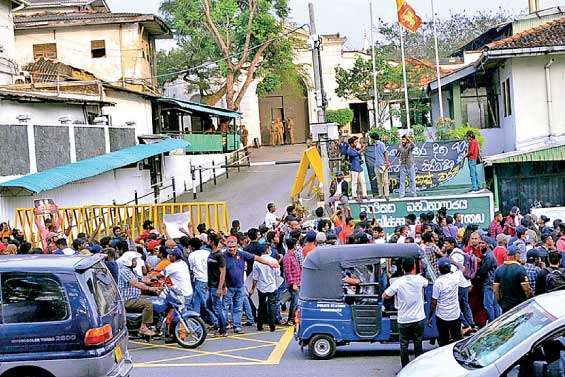 Demanding to release Mudalige and Siridhamma Thera Police bewildered as combined IUSF processions march to Welikada Prison