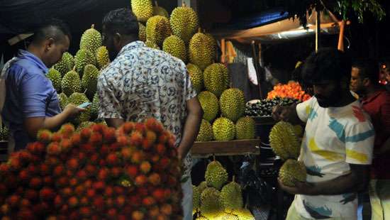 High fruit sales in Colombo