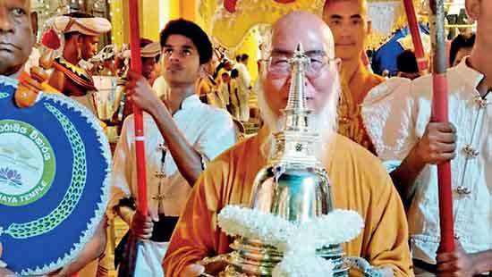 Carrying sacred relic casket during Navam Perahera