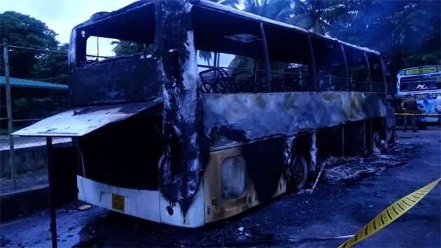 Luxury bus destroyed in suspected arson attack at Kaduwela Bus Stand - Breaking News