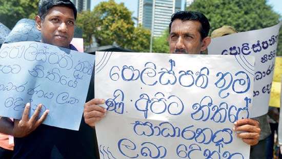 The depositors of the On Max DT pyramid investment scheme held a peaceful protest in front of the Police headquarters