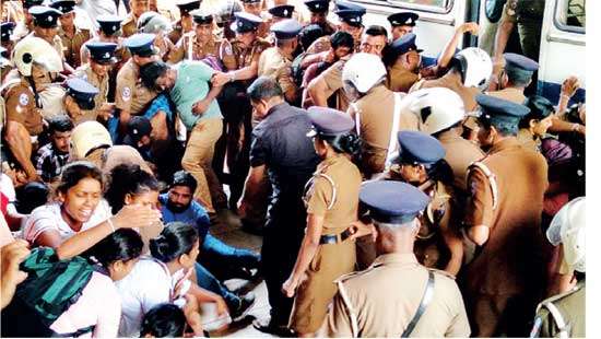 Unemployed Graduates arrested in protest outside Provincial Council Secretariat Eleven female graduates among those  arrested