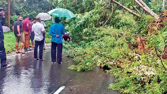 Colombo-Badulla main road blocked at Pussella in Haldummulla