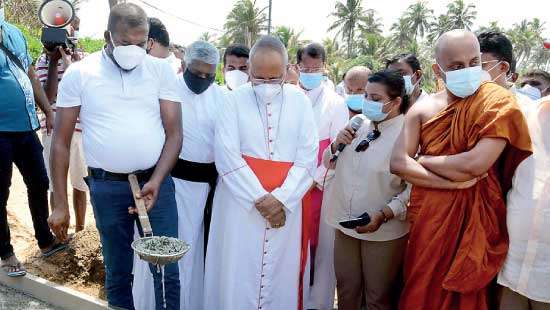 Archbishop, Buddhist prelate visit affected Kepungoda beach