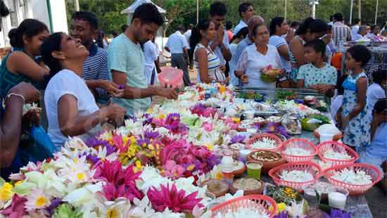 Devotees at Kataragama Kiri Vehera