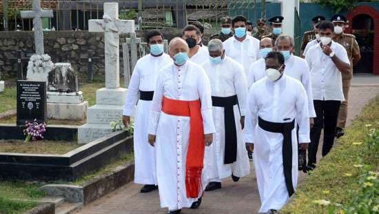 Cardinal pays floral tribute to Easter Sunday victims