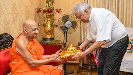 President in Kandy seeks blessings