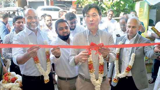 Doctor Mobile opens premier showroom in Bambalapitiya