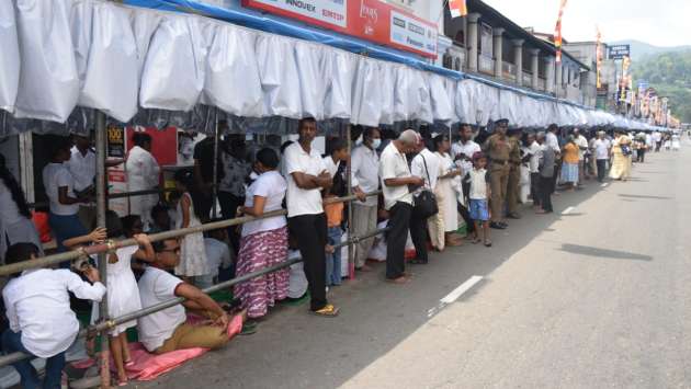 Heavy crowds throng Kandy for Dalada exposition