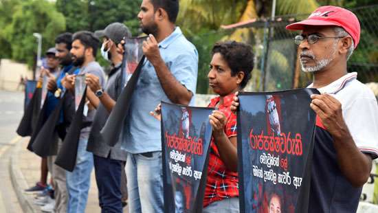 Journos protest against Rajapaksas