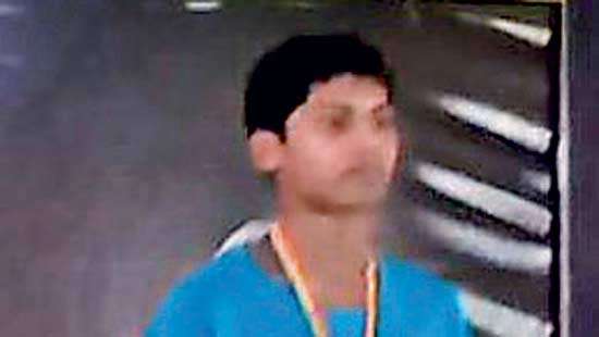 Ravidu strikes  gold in weightlifting