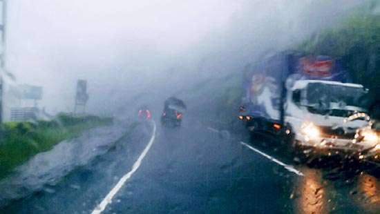 Dense mist shrouds Colombo- Badulla highway