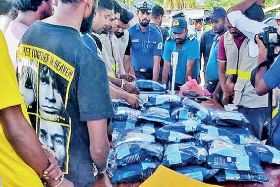 Navy seizes 40 kilos of heroin, five suspects arrested