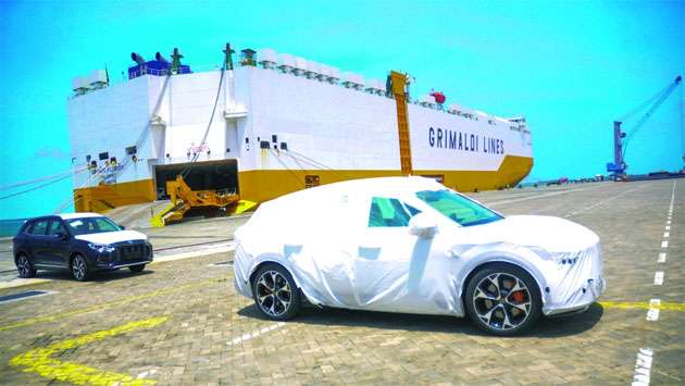 Dubai Porsches land on Kenya island due to war