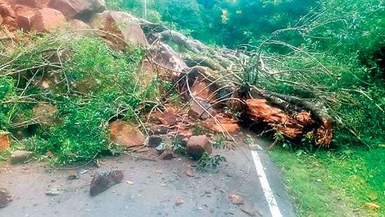 Massive earth slip on Beragala - Wellawaya main road