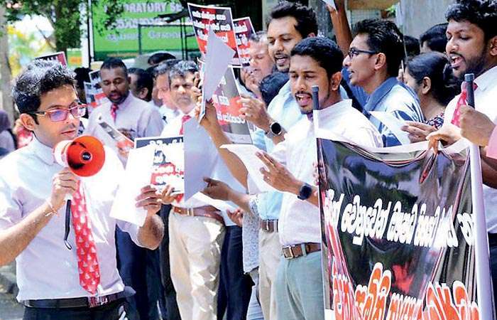 Doctors stage protest