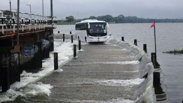 Kandalama Tank overflow disrupts Dambulla-Wewala traffic