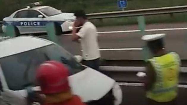 Four vehicles crash and pileup at Gelanigama on Expressway