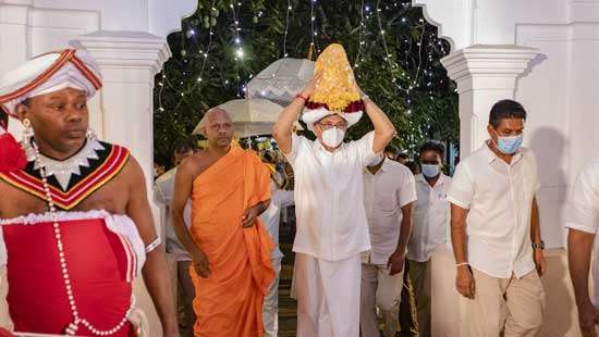 President attends all night pirith sermon at Olaboduwa Raja Maha Viharaya