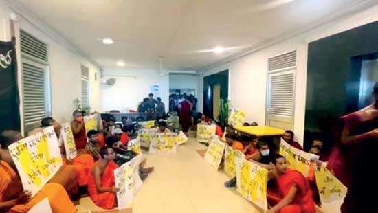 Forcibly entering Education Ministry  57 including Pali University student monks, Mudalige arrested