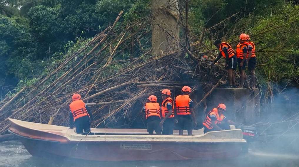 Troops assist to remove blockage in Kelani river