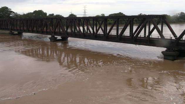 Somawathiya road closed as Mahaweli river overflows at Manampitiya