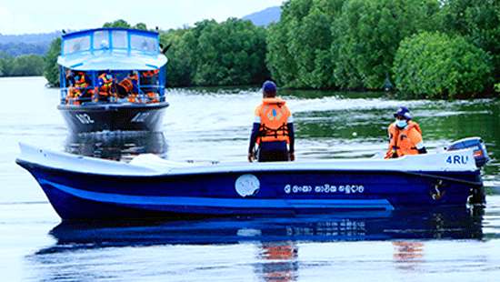 Navy provides safe passenger transport service at Kurinchankerny bridge