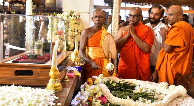 Thousands visit Gangaramaya for Devnimori relics