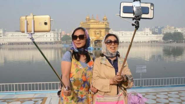 India resumes visas for Chinese tourists amid thawing ties