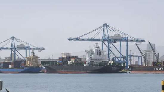 US strikes Iranian fast boats as Iran attacks UAE oil facility