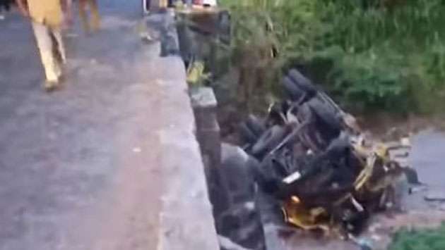 26 injured in Minneriya bus-tipper collision