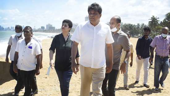 Former UNP MPs at Mt.Lavinia beach