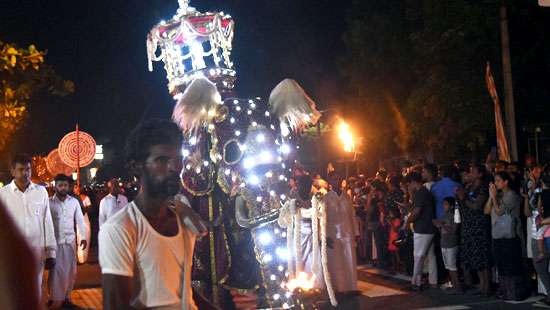 Devram Vihara perahera parades the streets