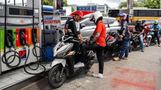 Oil hits $100 a barrel despite deal to release record amount of reserves