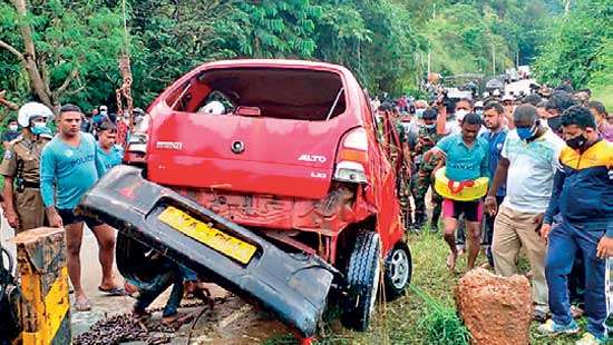 Man goes missing after car plunges into Mahaweli River; two rescued