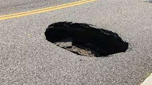 Sinkhole disrupts traffic on Colombo entry road