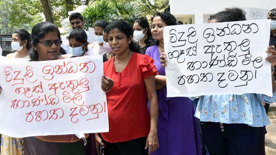 Another protest in front of Colombo uni...