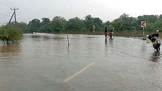 Sungavila–Somawathiya road flooded, traffic disrupted in Polonnaruwa