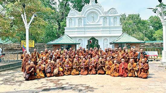 Delegation of Thai Monks Arrives in Sri Lanka for World Peace