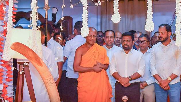 President pays final respects to late Anunayake Thero