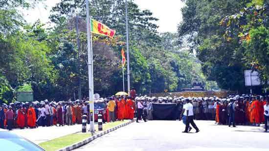 Heated situation near parliament